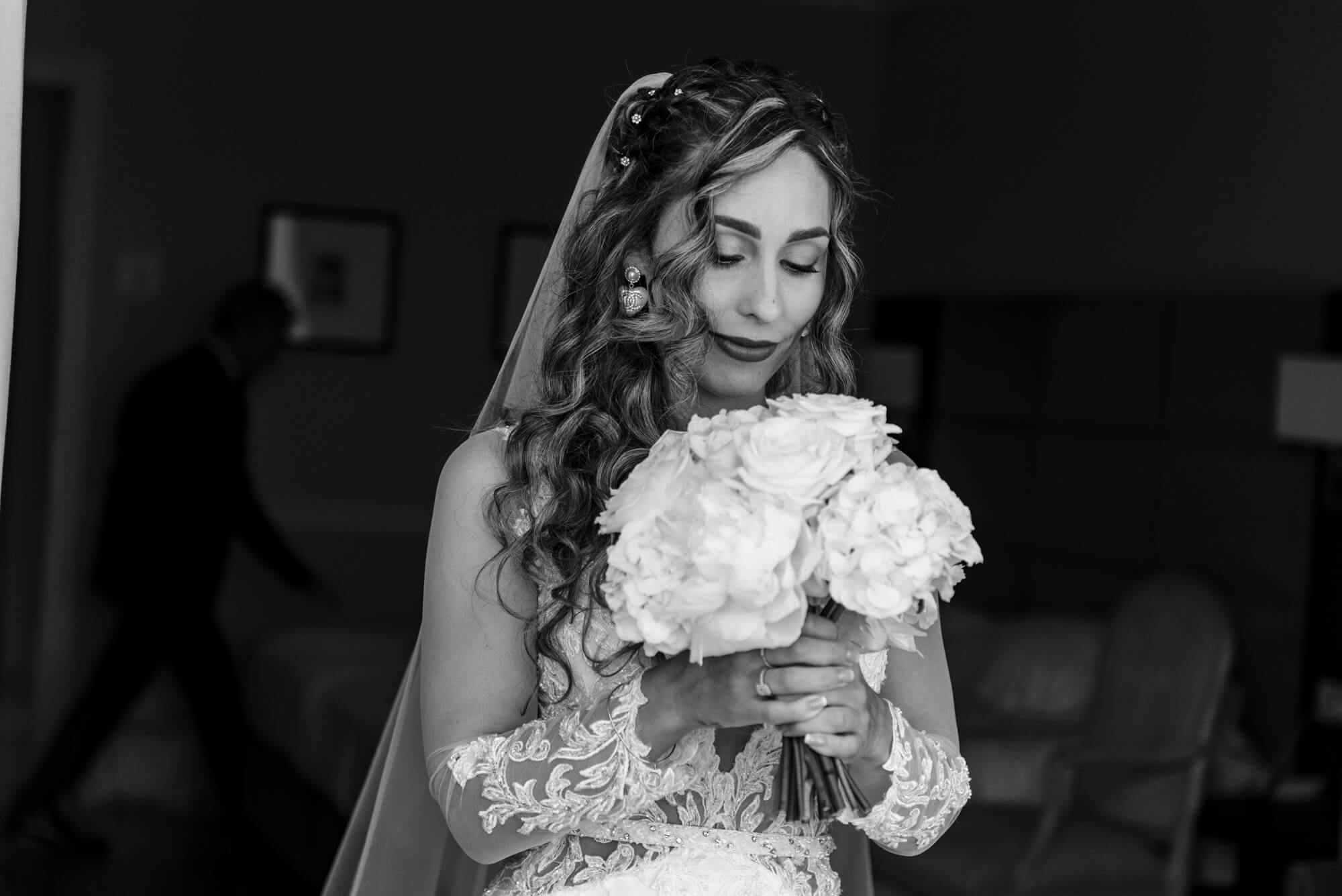 la sposa con il suo bouquet subito dopo essersi vestita in camera all'hotel royal di sanremo.