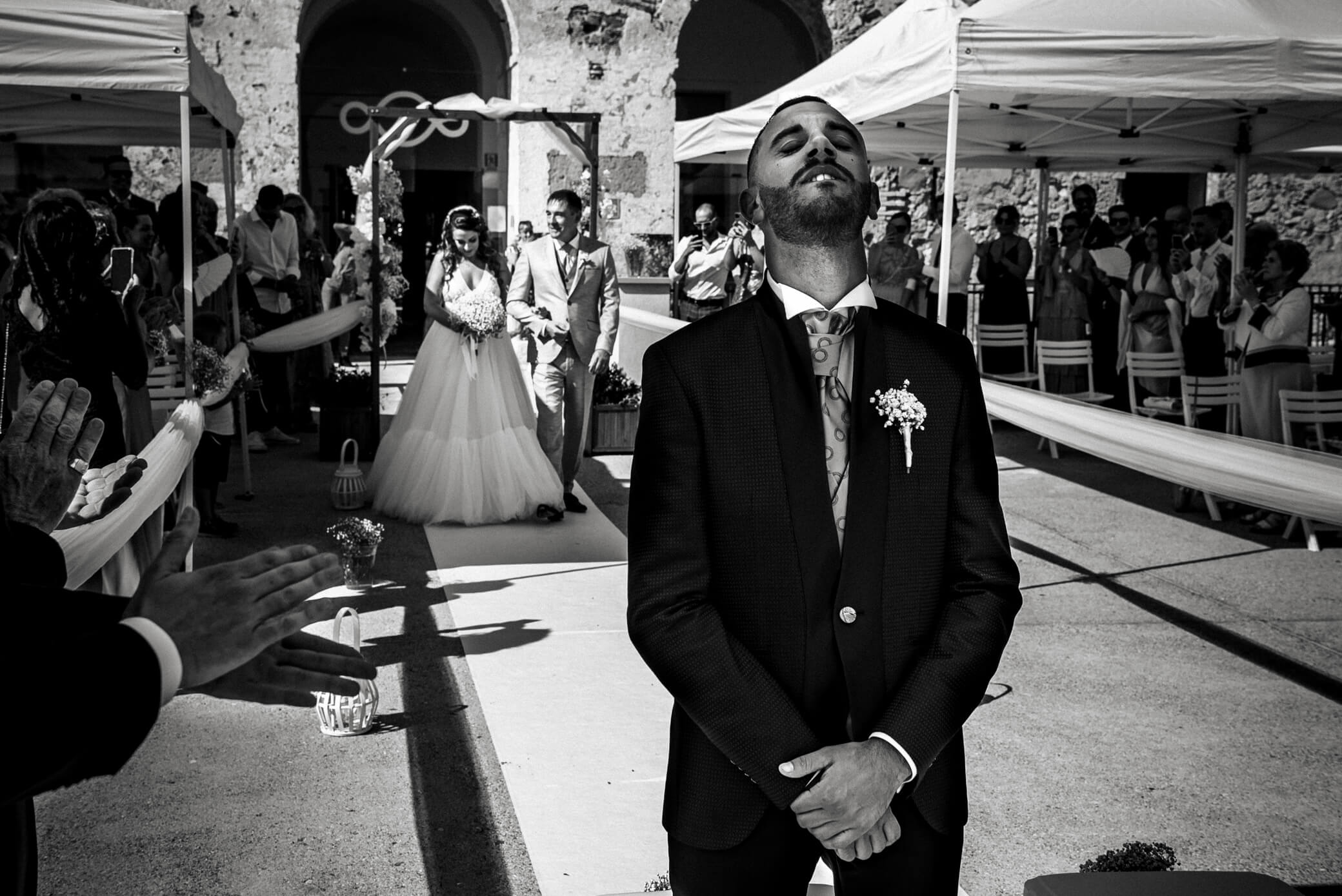 lo sposo aspetta la sposa all'altare.