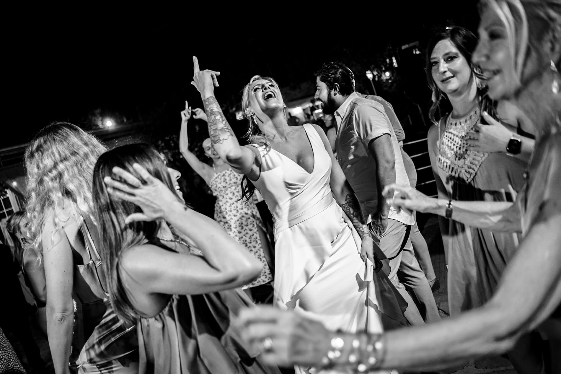 la sposa e le amiche ballano durante la festa del matrimonio all'hotel royal di sanremo.