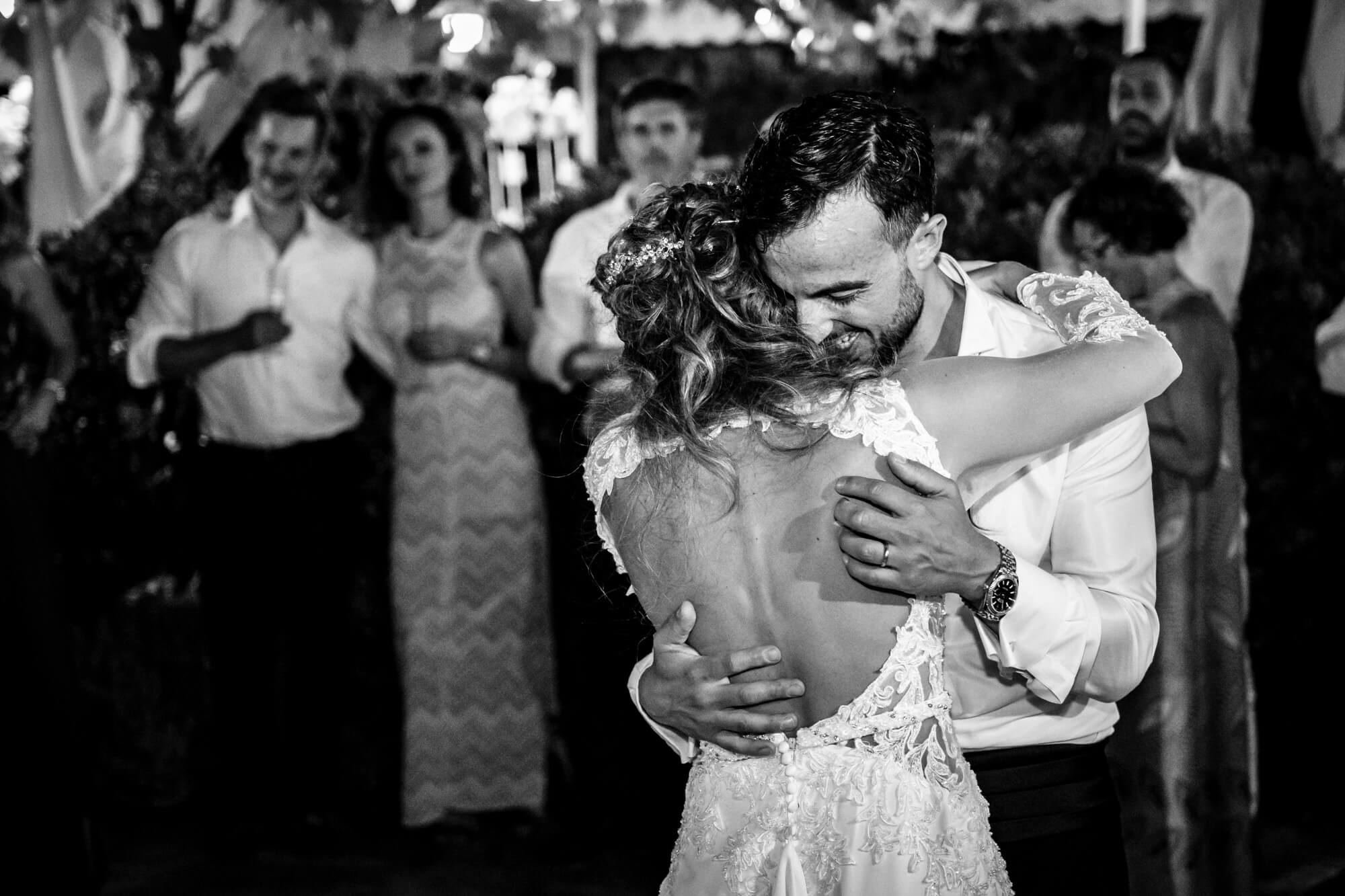 gli sposi ballano durante il ricevimento di matrimonio al royal hotel di sanremo