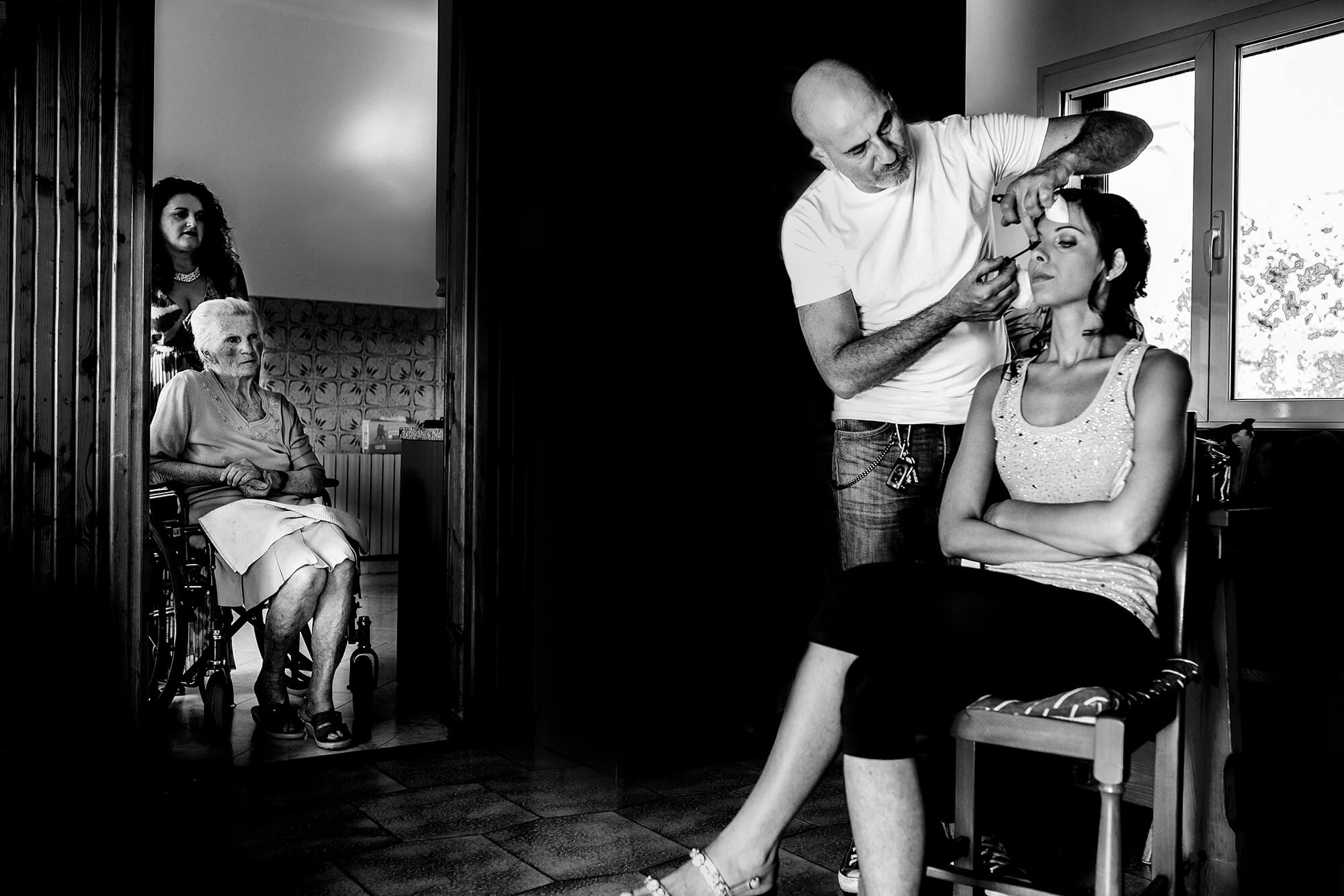 Un matrimonio a Sanremo, questa foto è della preparazione della sposa con la nonna che la guarda prepararsi, ci piace fotografare in maniera spontanea queste situazioni.