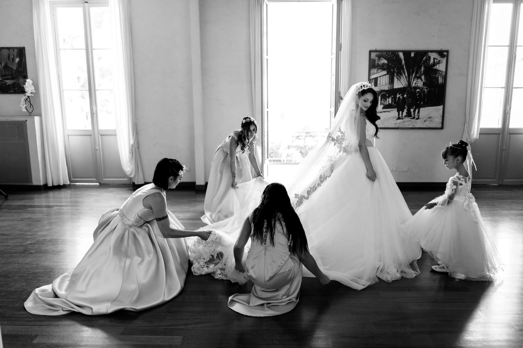una fotografia della vestizione della sposa a Villa Nobel, in preparazione del suo matrimonio a Sanremo