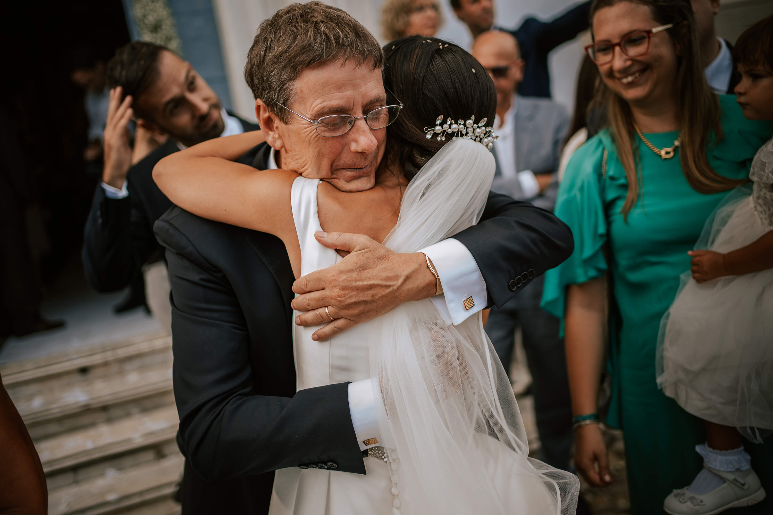Una foto dell'abbraccio alla sposa dopo la cerimonia alla Madonna della Costa a Sanremo.