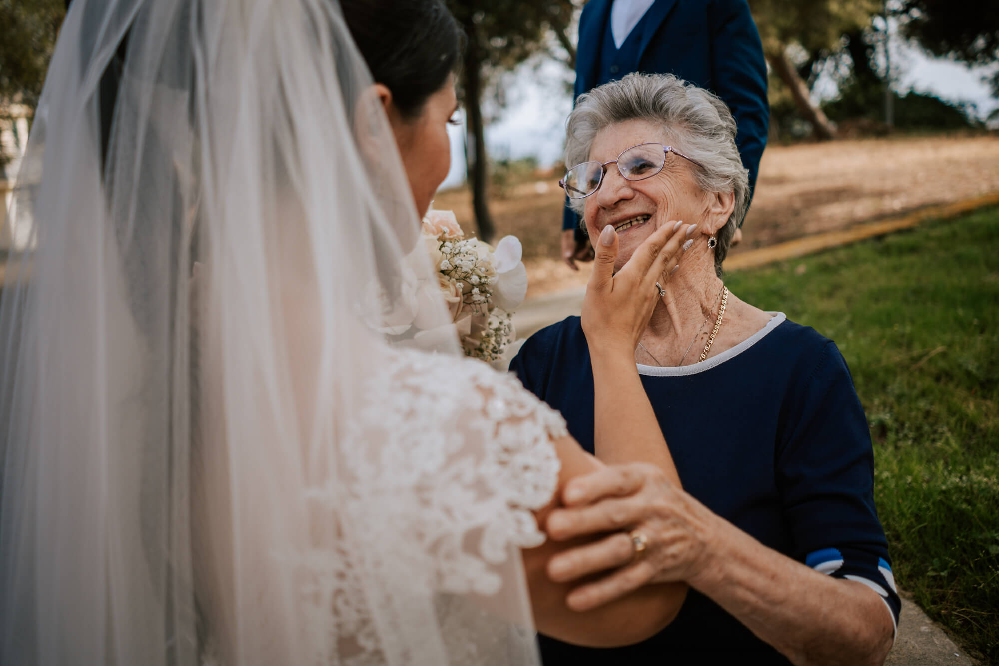 una foto di matrimonio con la sposa e la nonna realizzata alla chiesa della Madonna pellegrina a Coldirodi di Sanremo.