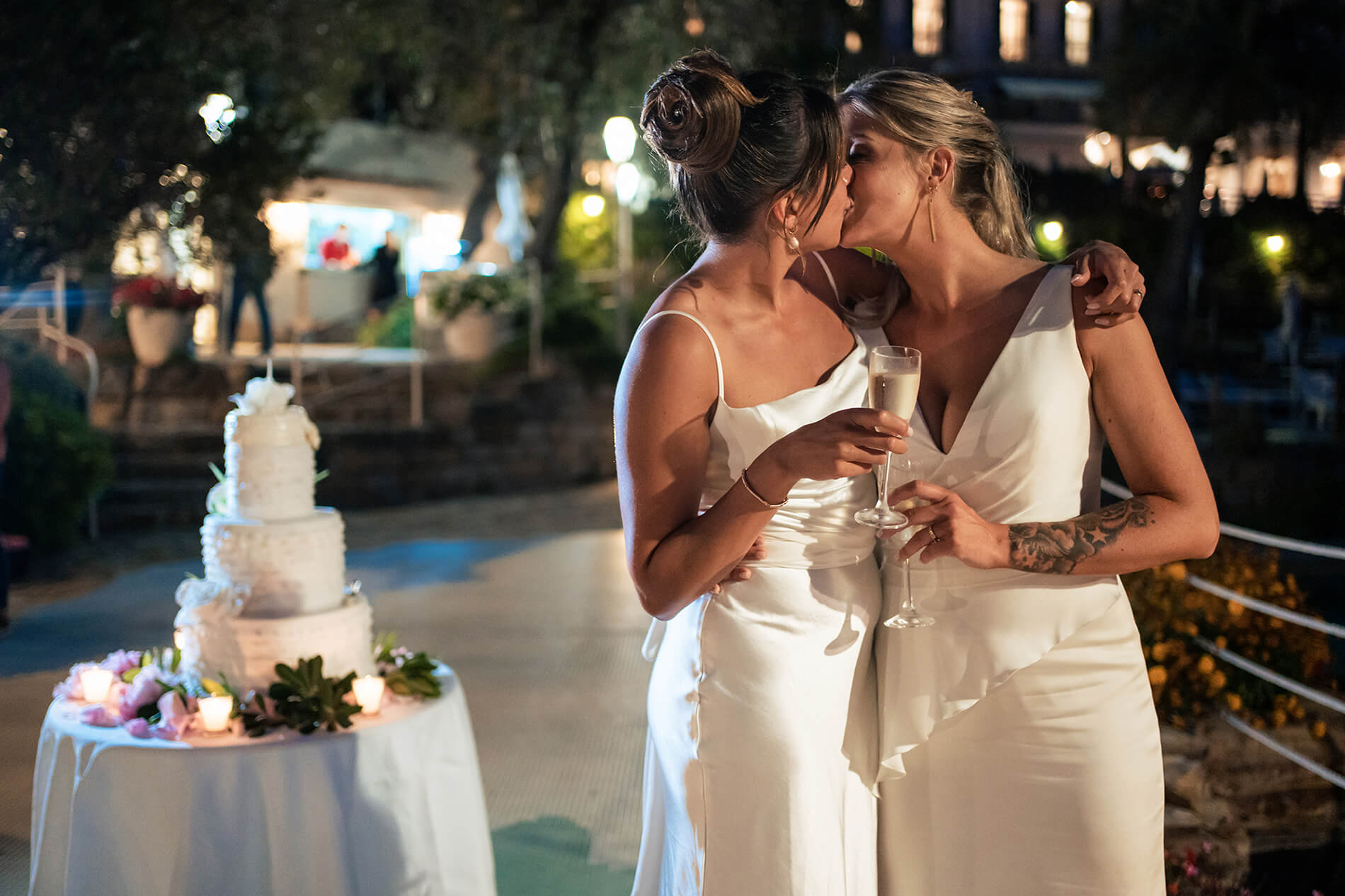 il bacio delle spose al taglio della torta nel loro matrimonio same sex all'hotel royal di Sanremo.