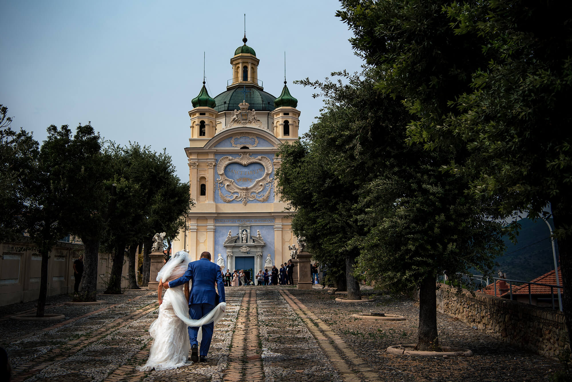 una foto della sposa ed il papà che salgono verso la chiesa della madonna della costa a Sanremo.
