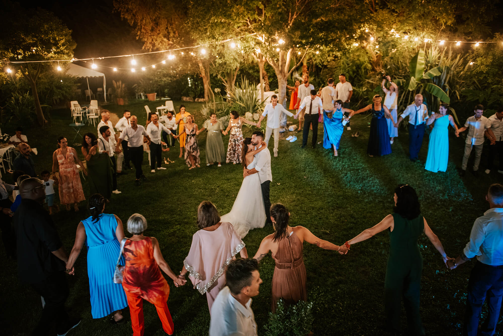 una foto del ballo degli spsosi durante il matrimonio alla locanda del cavaliere, a San Bartolomeo al Mare