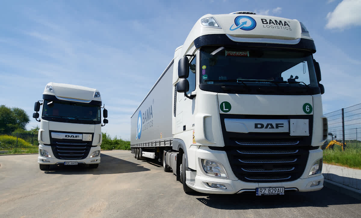 Samochody ciężarowe marki DAF, z naczepą typu firanka. Flota Firmy Transportowo - Spedycyjnej Bama Logistics