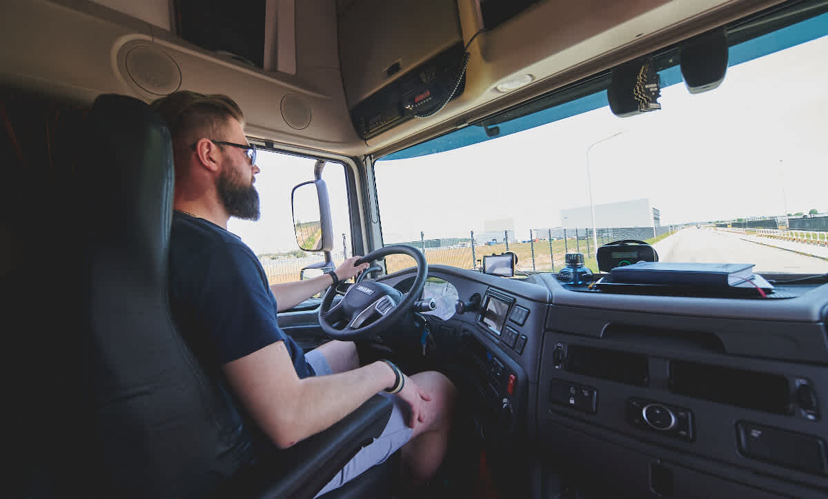 Kierowca w kabinie prowadzący ciężarówkę Bama Logistics