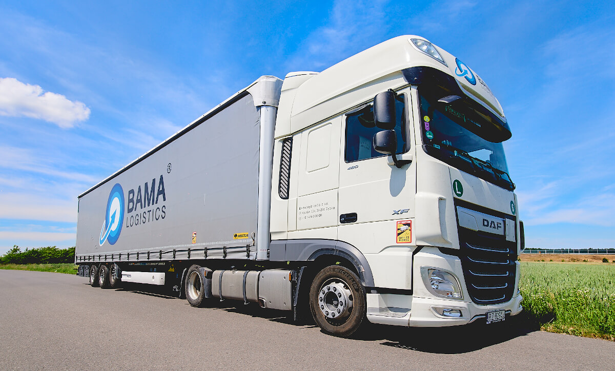 Samochód ciężarowy marki DAF, z naczepą typu firanka. Wchodzi w skład floty Firmy Transportowo - Spedycyjnej Bama Logistics