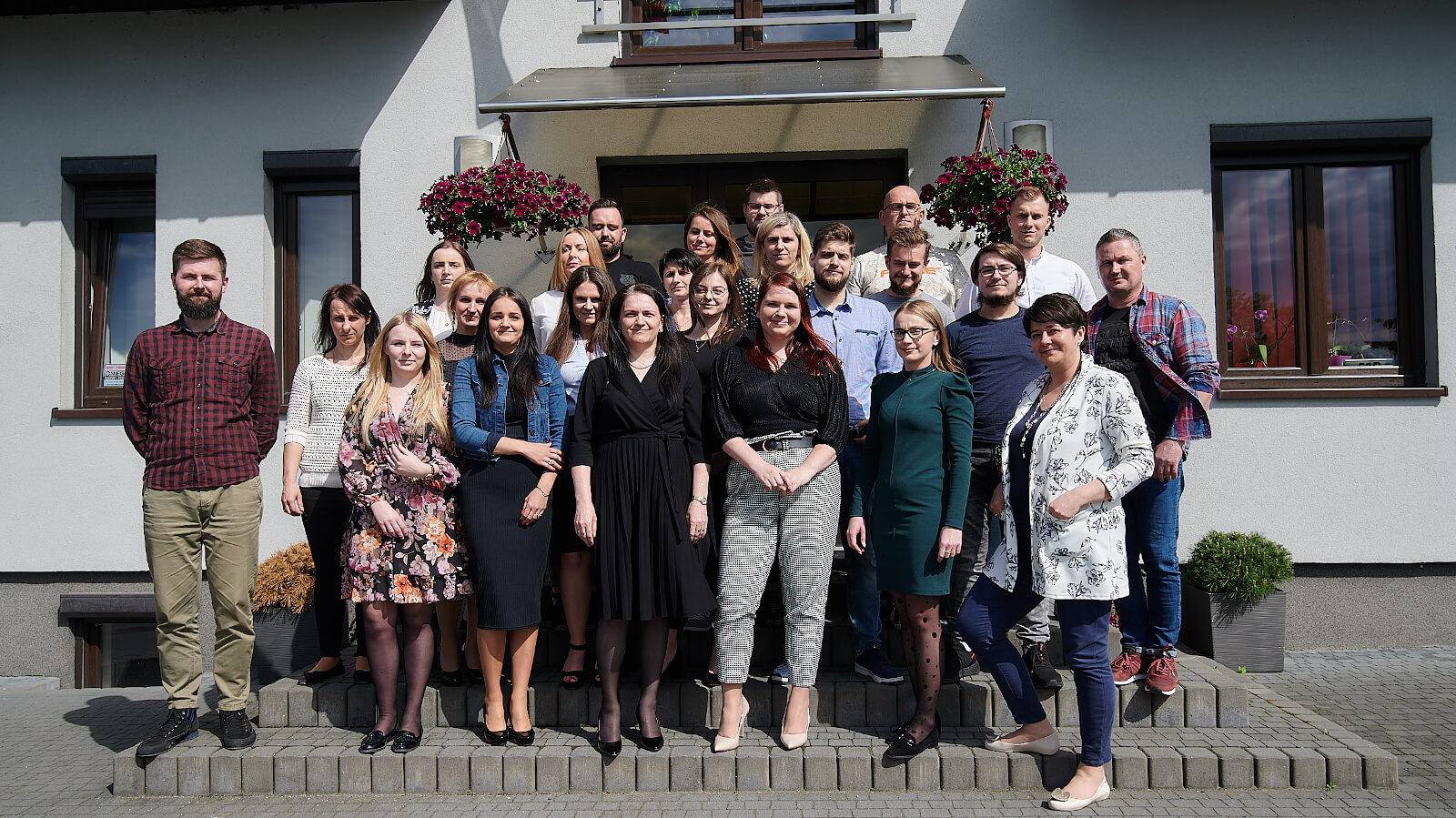 Pracownicy, specjaliści oraz kadra zarządzająca Firmą Spedycyjno-Transportową Bama Logistics. Na zdjęciu m.in. Prezes Zarządu Agnieszka Drozd oraz Członek Zarządu i Prezes Fundacji Gorąca Cegła - Klaudia Drozd