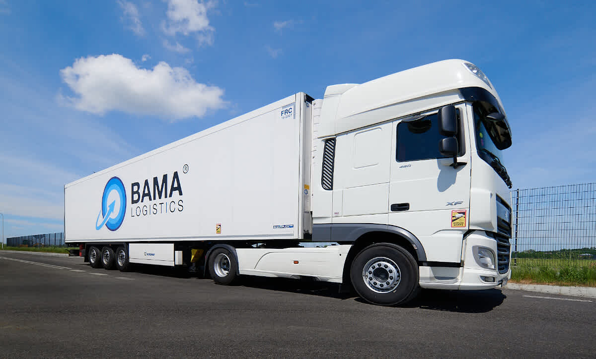 Samochód ciężarowy marki DAF, z naczepą typu chłodnia. Element floty Firmy Transportowo-Spedycyjnej Bama Logistics z Kozłowa.