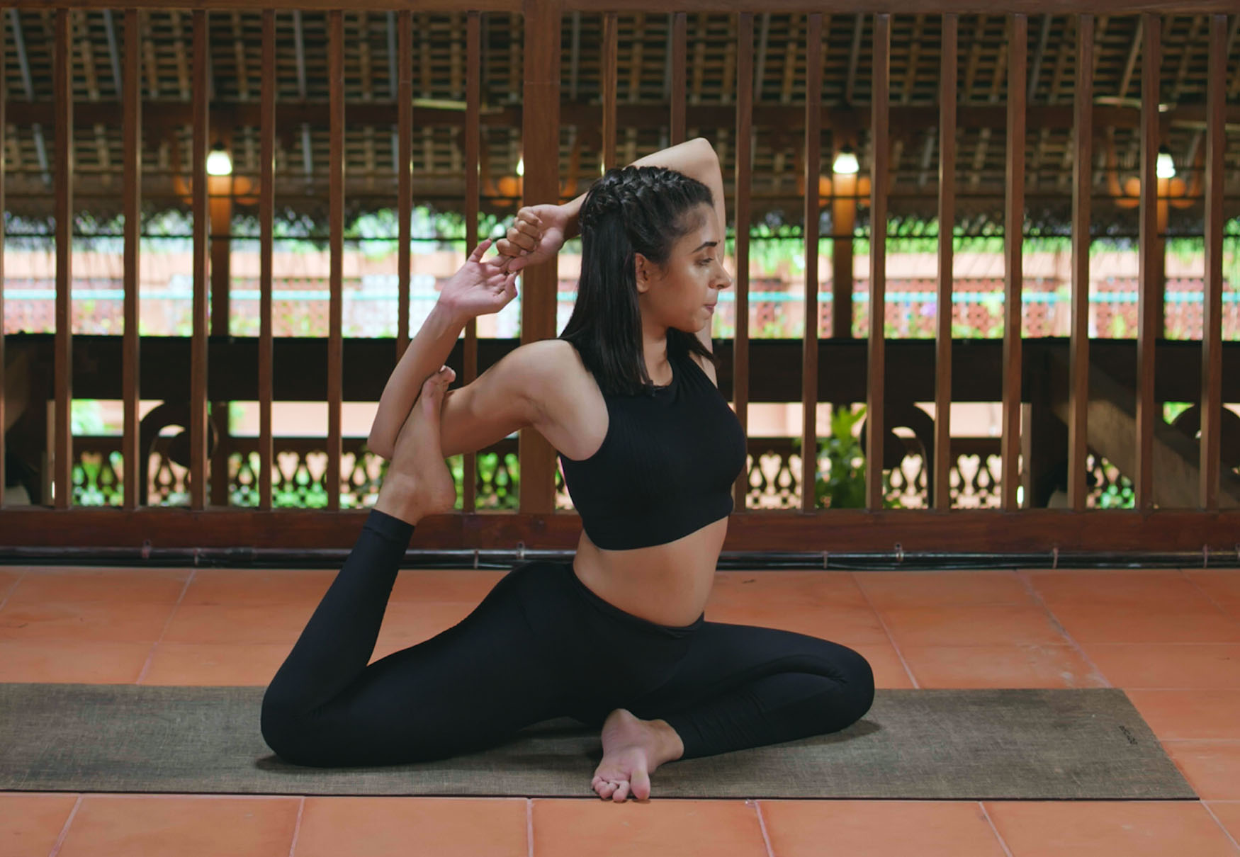 Vinyasa Yoga: What Is It? How To Do? Purpose And Benefits | Sarva Yoga