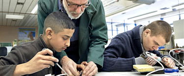 970x404-Onderwijzer helpt studenten