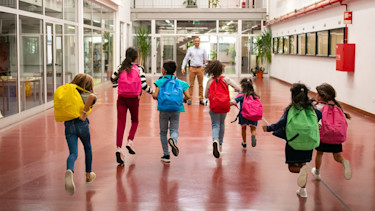 Kinderen rennen door de schoolgang