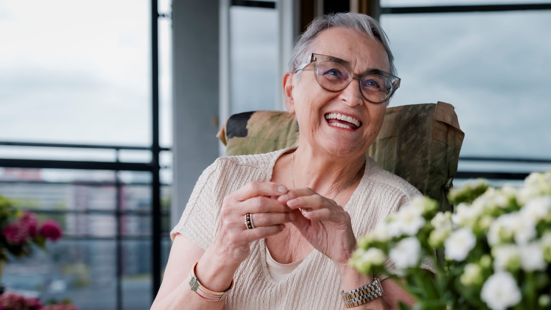 Oudere lachende dame