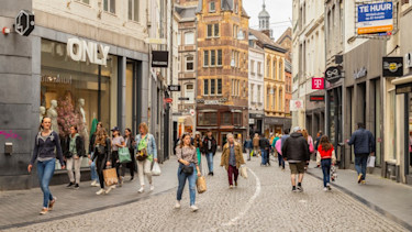 Mensen lopen in winkelstraat