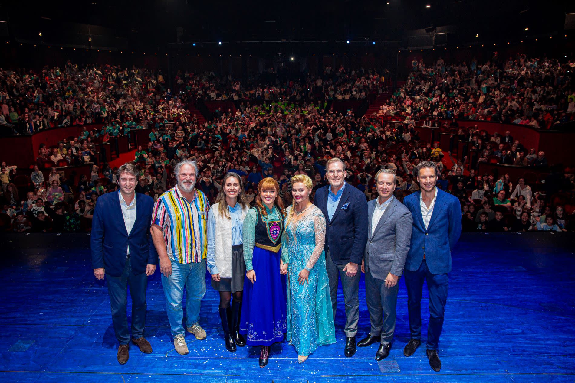 Groep mensen waaronder musical acteurs