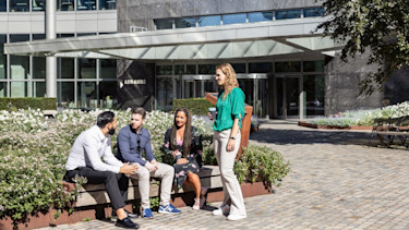 mensen praten voor ingang ABN AMRO HQ