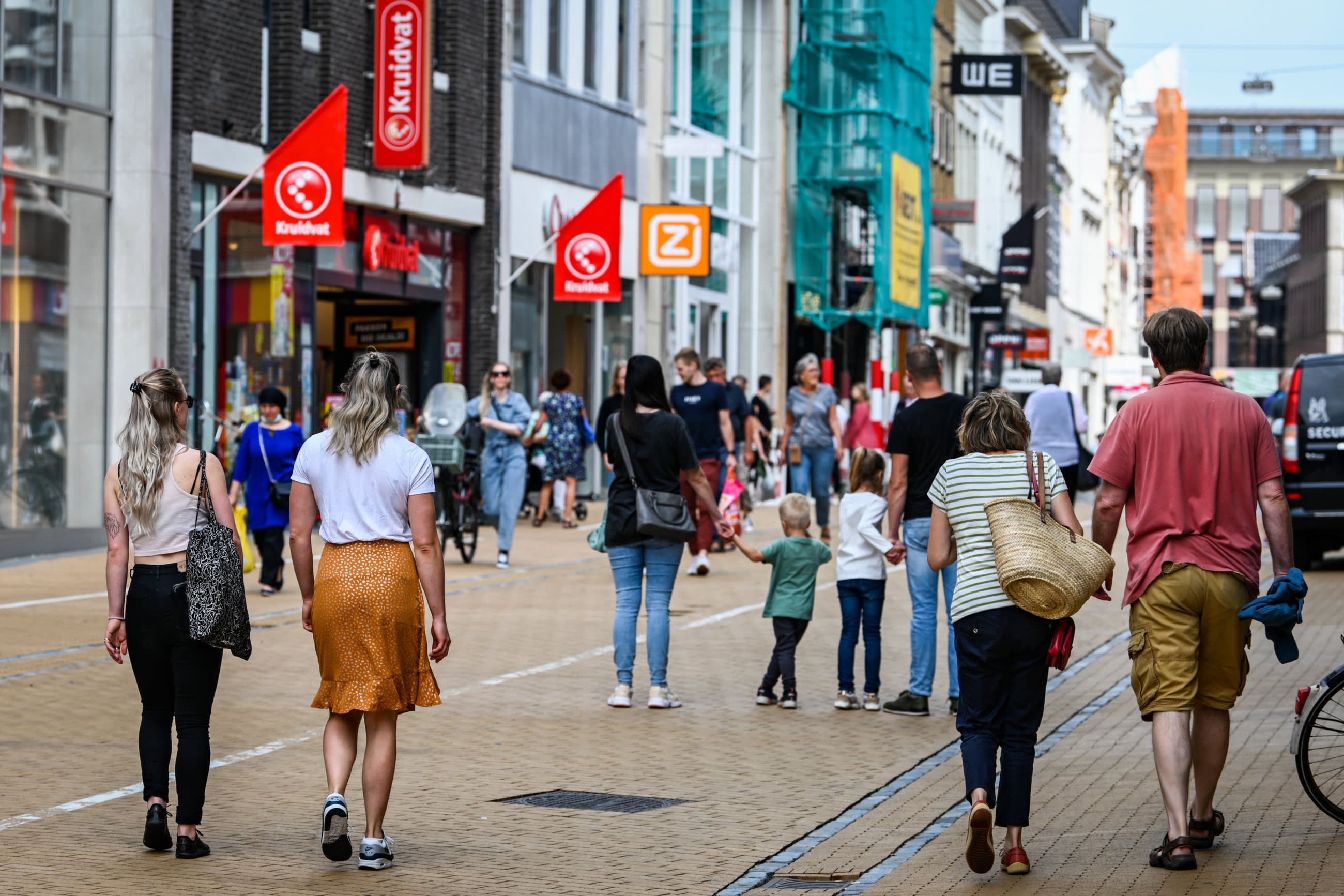 Mensen wandelen door winkelstraat