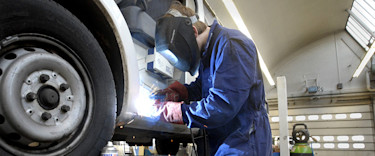 970x404-Automonteur last een auto