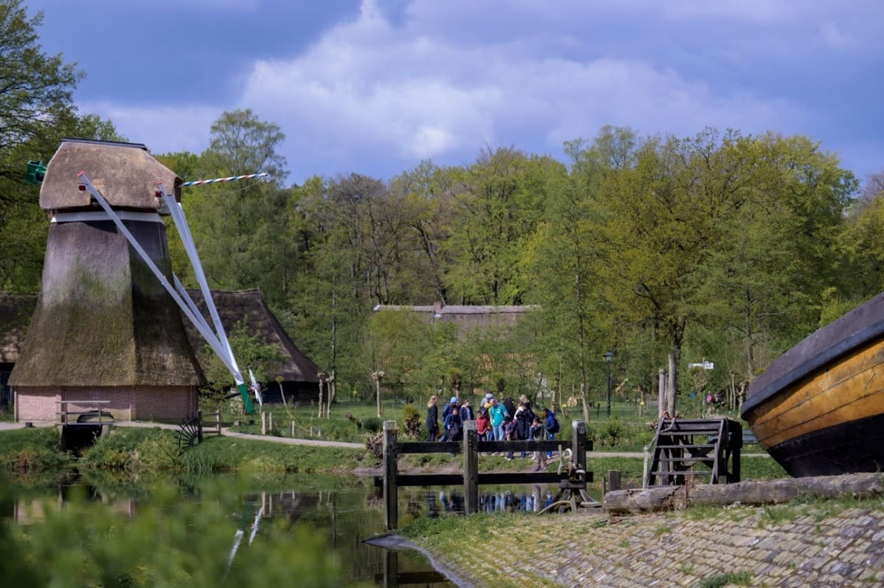 Groep mensen bij een molen