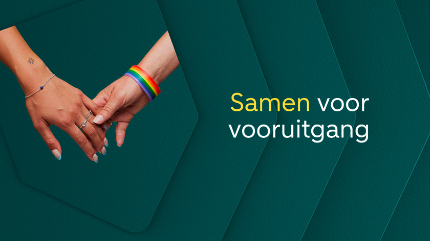 Een blanke en een gekleurde hand houden elkaar vast, met de tekst "samen voor vooruitgang"