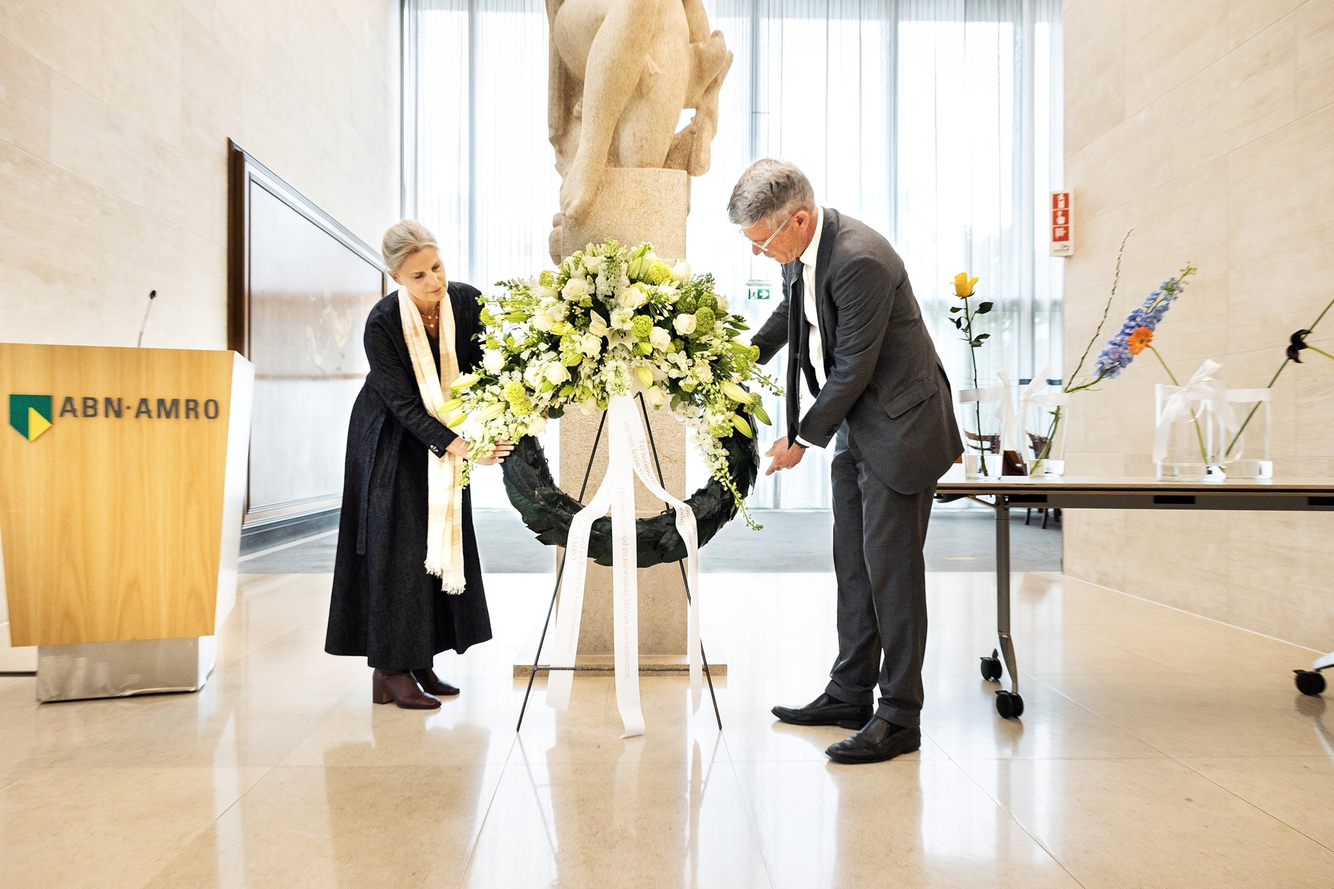 Marguerite Bérard en Michiel Lap leggen een krans. 