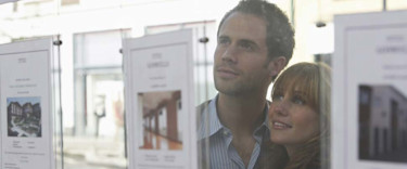 970x404-Stel kijkt naar huizen