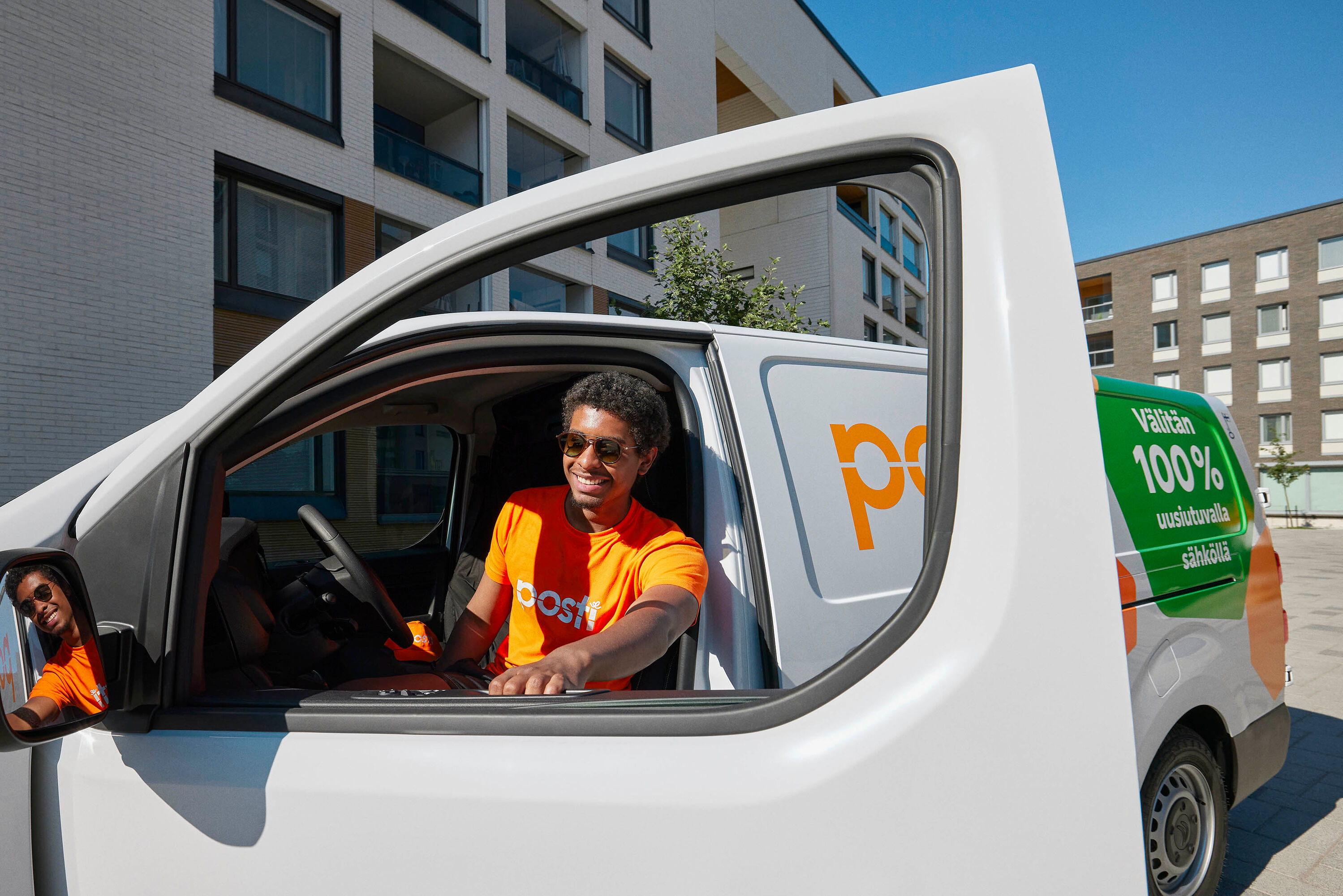 A Posti driver opens the car door.