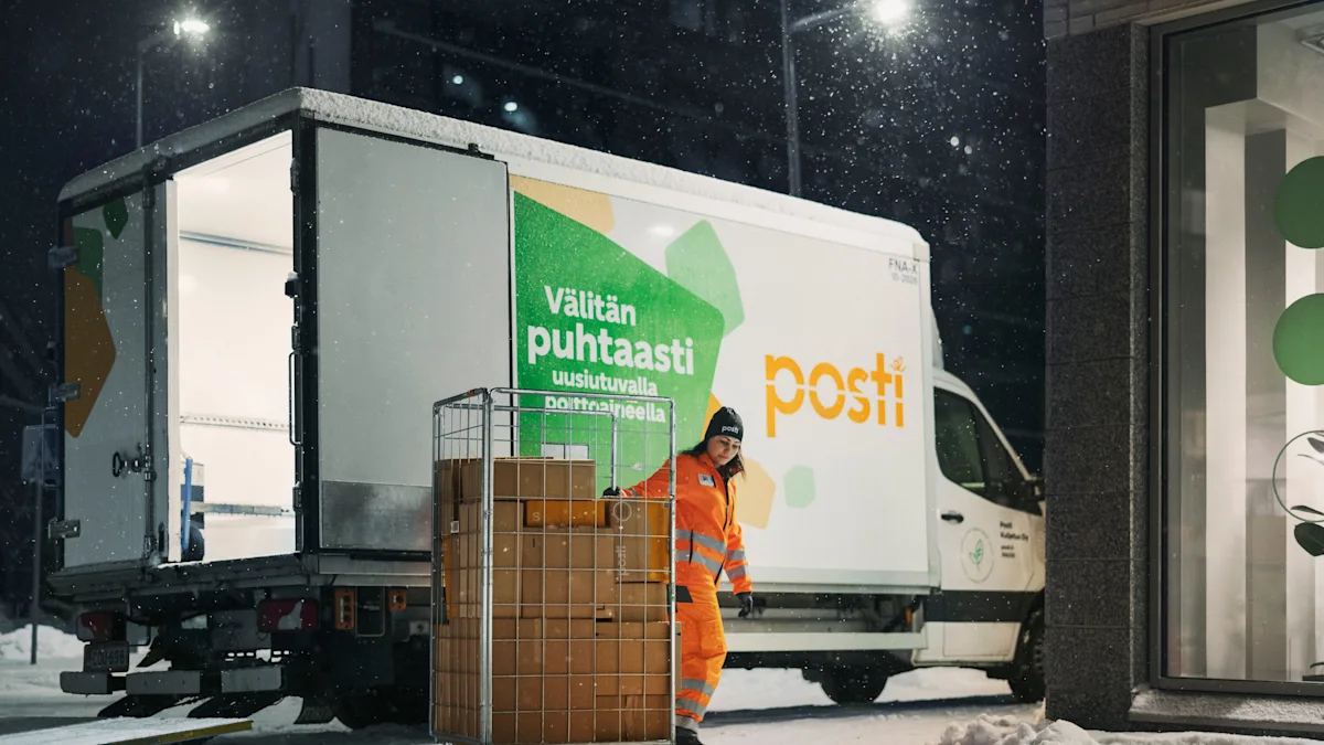 Postin työntekijä vetää paketeilla täytettyä rullakkoa postinauton edustalla.