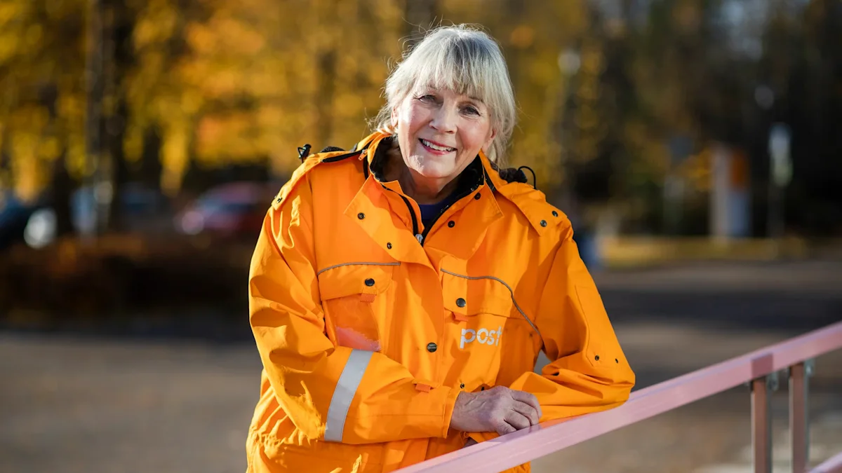 Postin työntekijä Marja Vilppula.