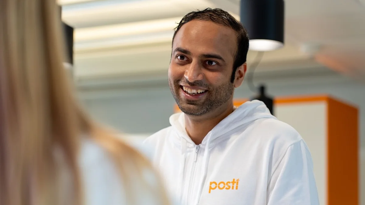 Man wearing a white Posti hoodie