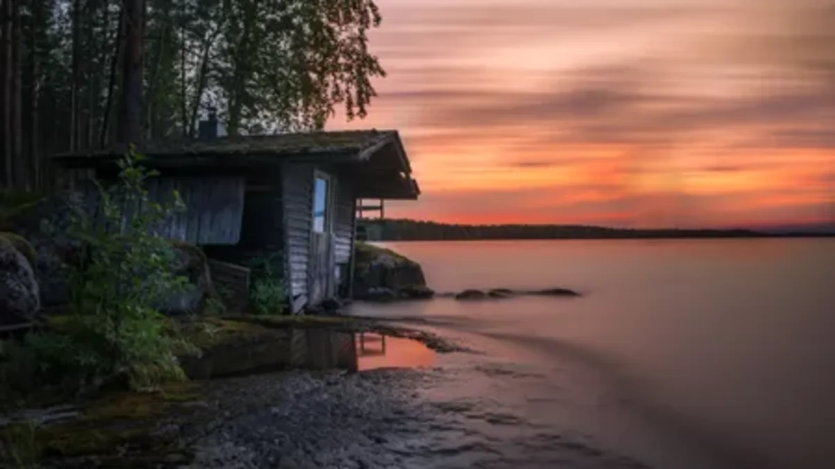 Mökki järven rannalla