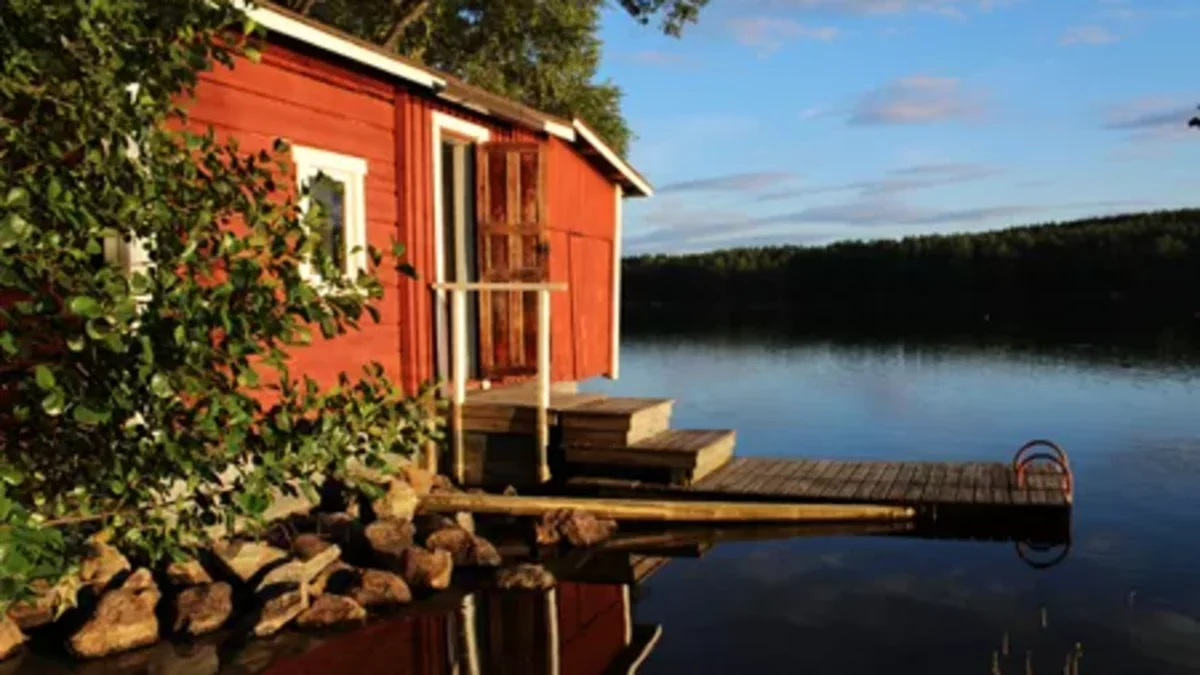 Sauna järven äärellä