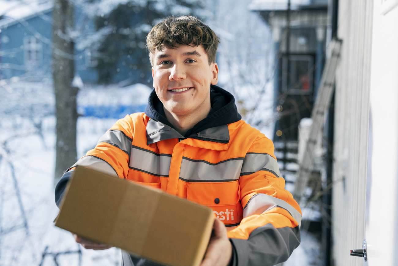 Posti's employee holding a package