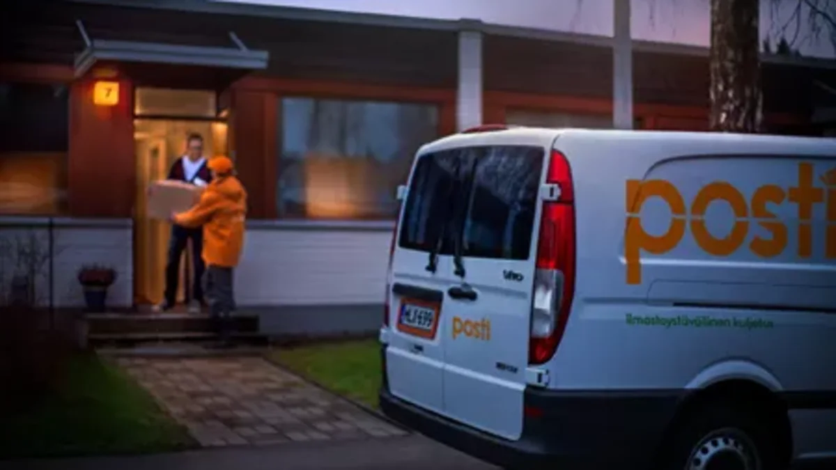 Posti delivering a package to customer's door.
