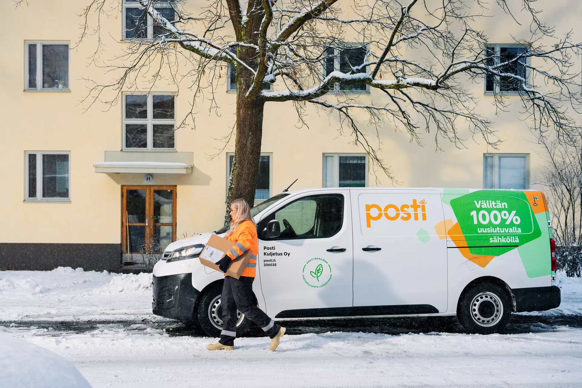 Lisää sähkökalustoa käyttöön – Postin kotiin kuljetettavat paketit jaetaan sähköautoilla Helsingin lisäksi nyt myös Turussa, Tampereella, Espoossa ja Vantaalla