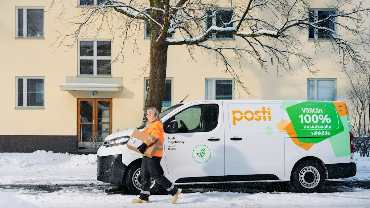 Postinjakaja toimittamassa pakettia.