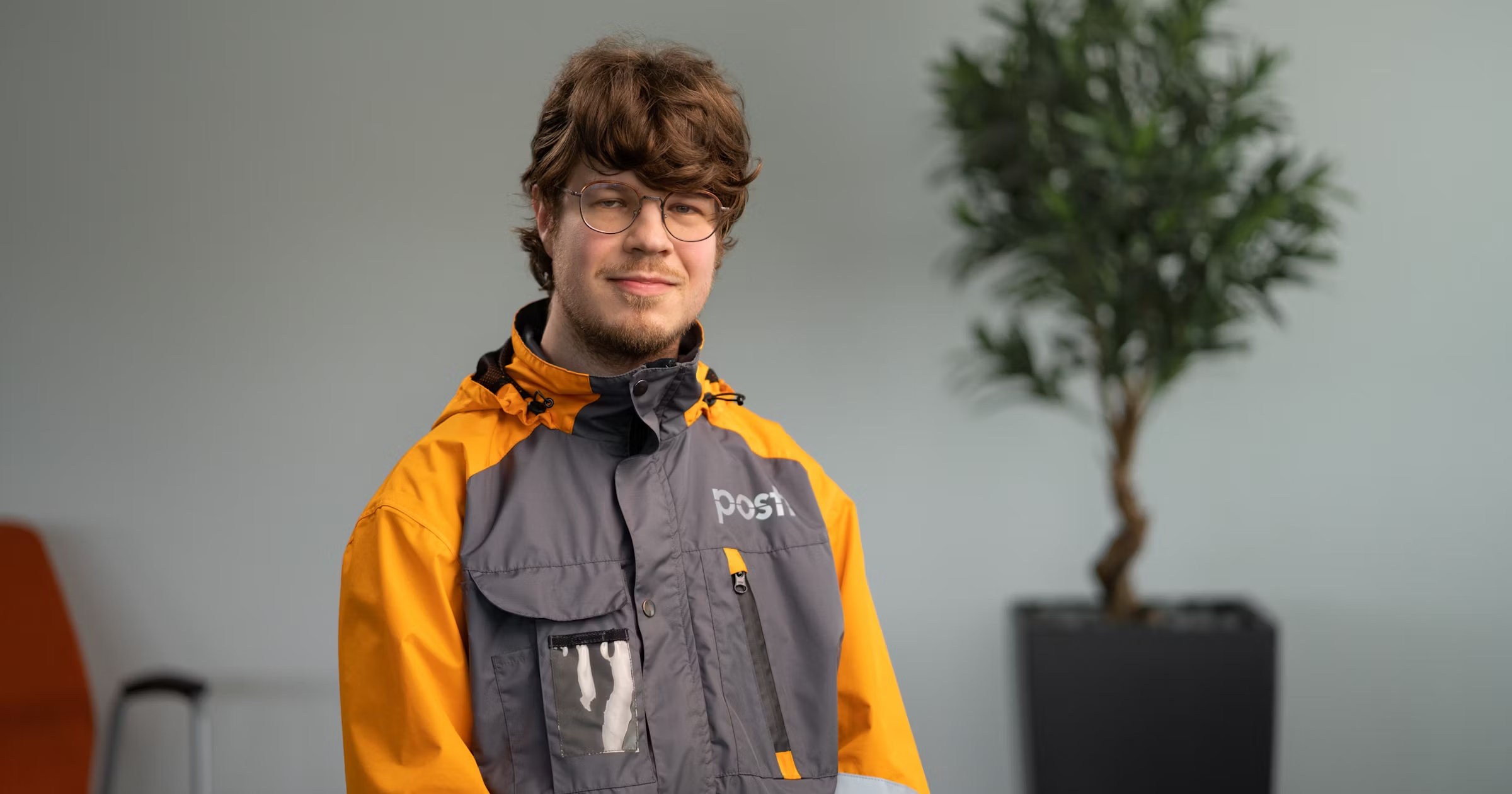 An employee in Posti’s uniform.