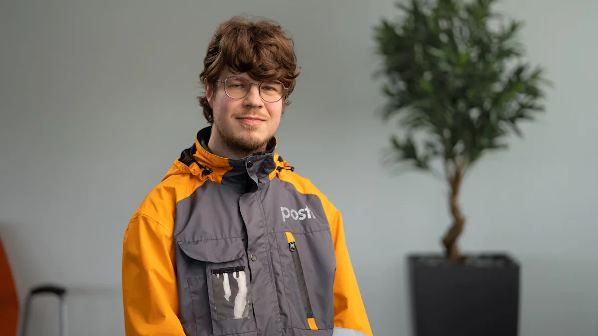 An employee in Posti’s uniform.