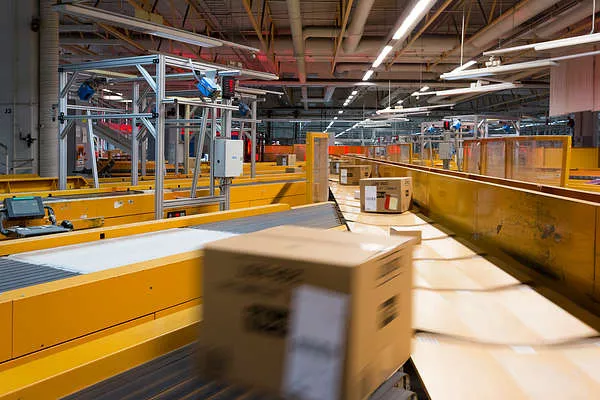 Paketti matkalla logistiikkakeskuksessa