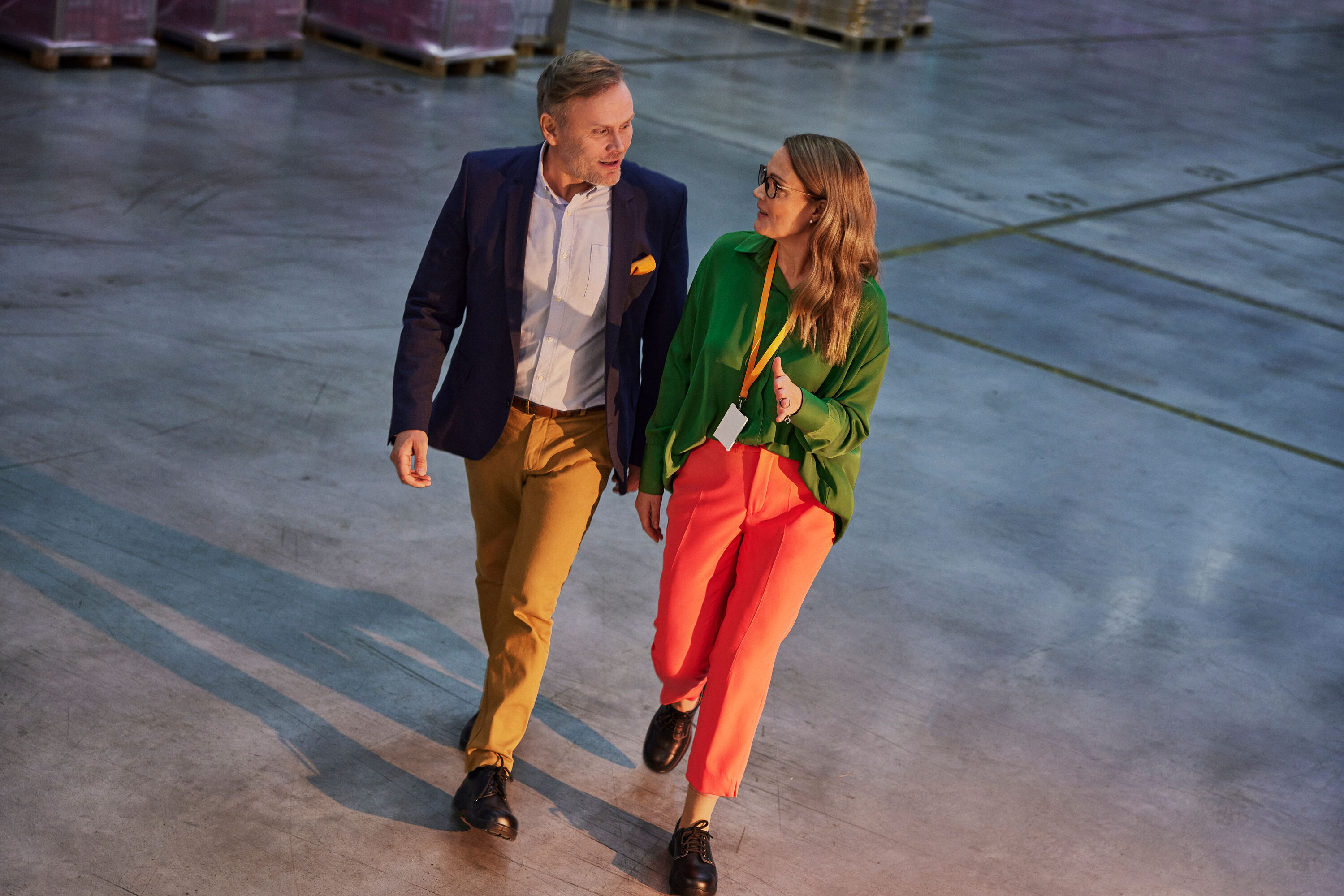 Two Posti employees chatting in a warehouse.