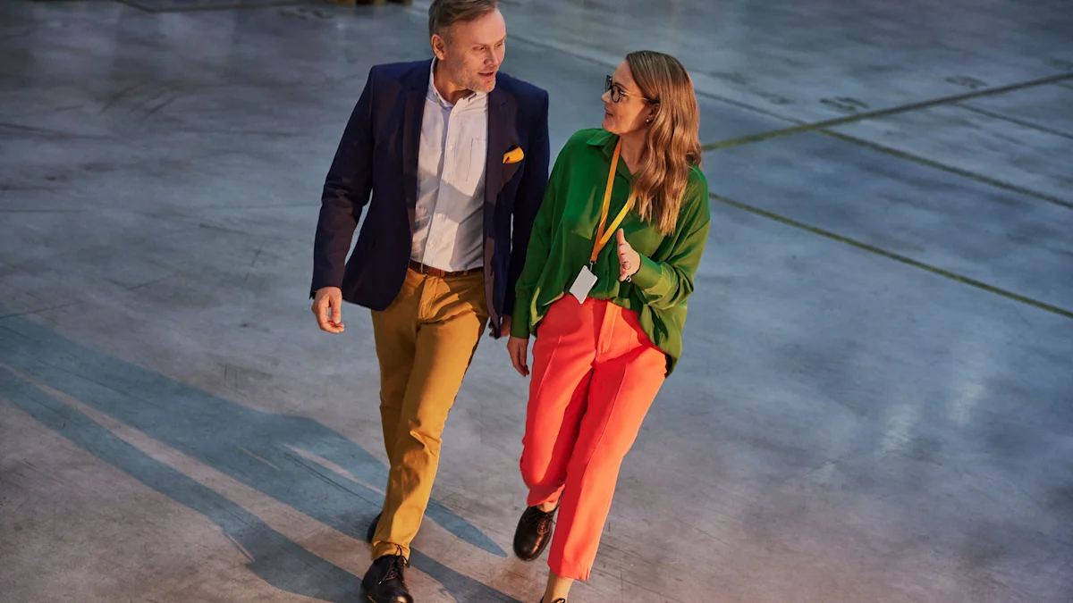 Two Posti employees chatting in a warehouse.