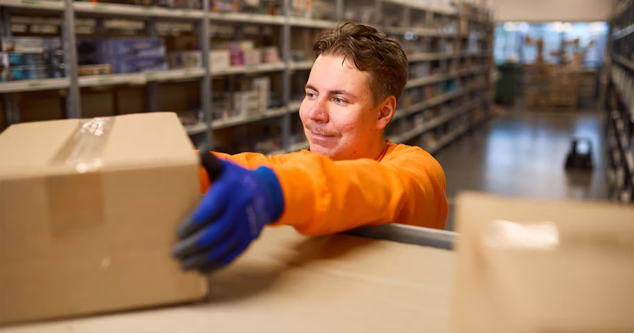 Roope Siitonen working at Posti.