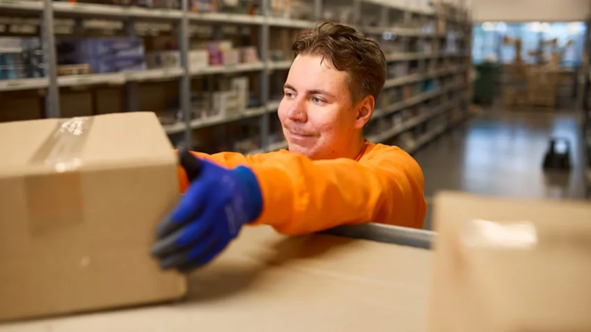 Roope Siitonen working at Posti.