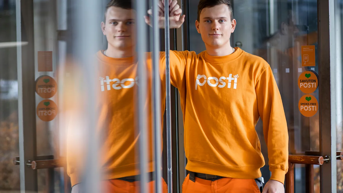 Iloinen Postin työntekijä
