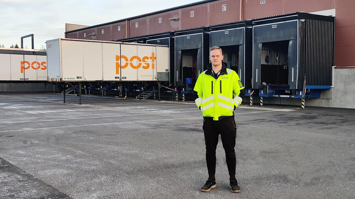 Tuomas Hietaranta ja taustalla pitkä ajoneuvoyhdistelmä.