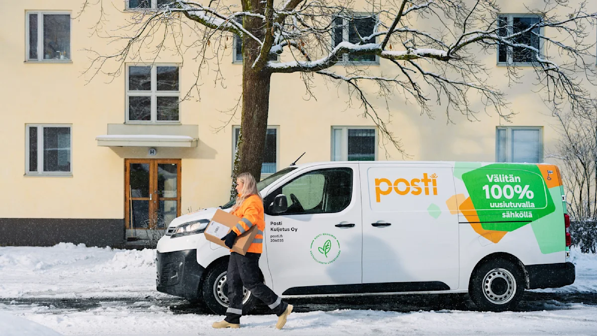 postin pakettiauto talvella