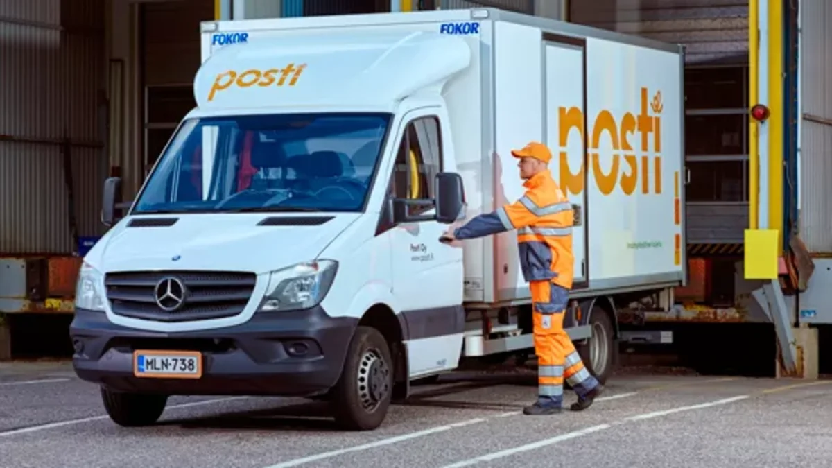 kuljetus-posti-pakettiauto